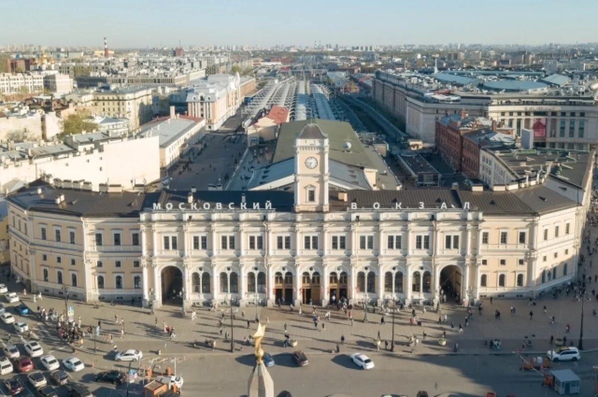    Мужчину зажало движущимся поездом на Московском вокзале в Петербурге