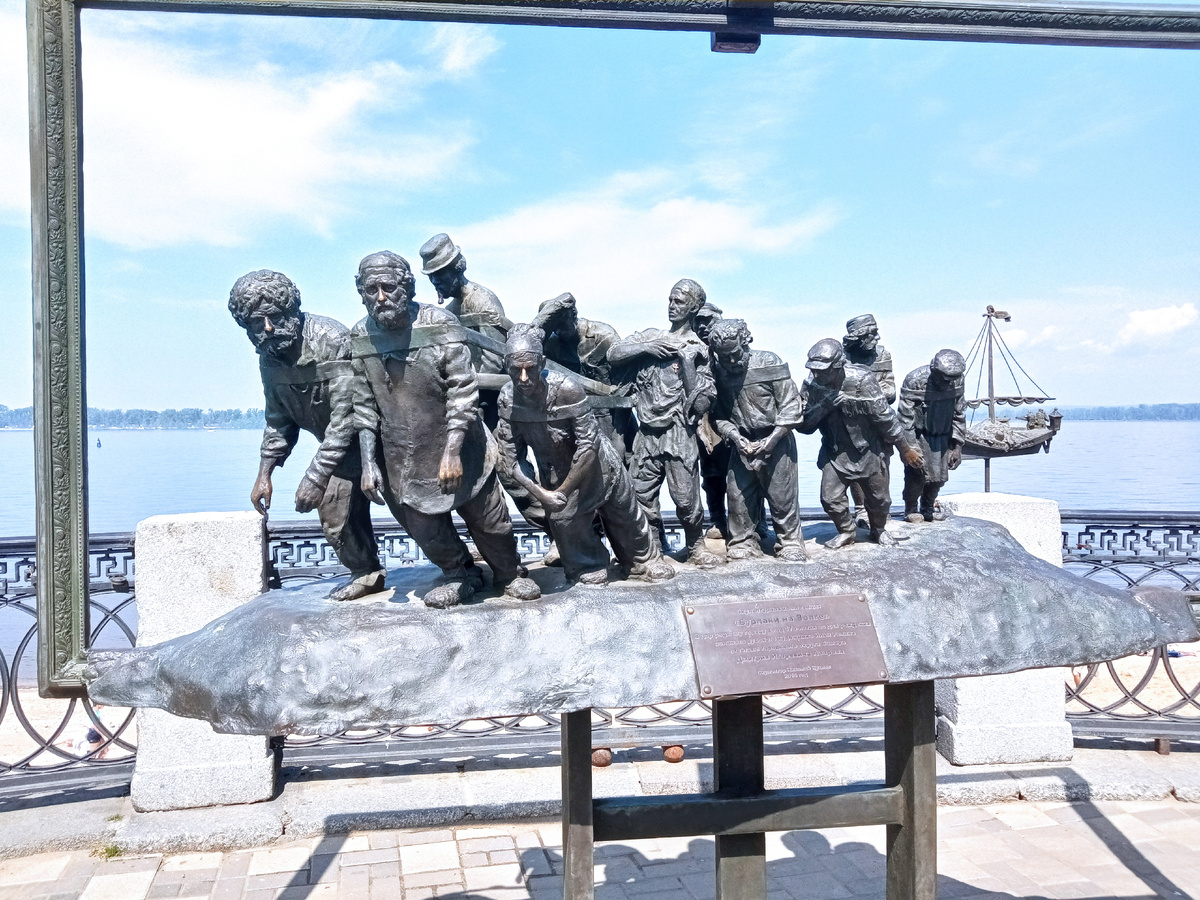 Мольберт-рама, бурлаки и баркас