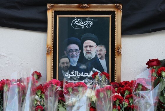    Фото с портретом президента Ирана Эбрахима Раиси у посольства Ирана в Москве. Вертолет, перевозивший Э. Раиси, главу иранского МИД Хосейна Абдоллахиана и других официальных лиц, потерпел крушение 19 мая на северо-западе Ирана в районе Верзеган