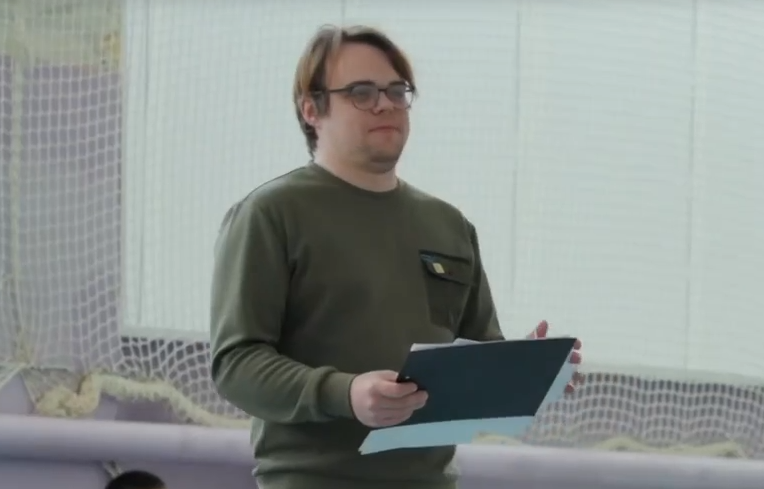 таланкин в школе. кадр из фильма.