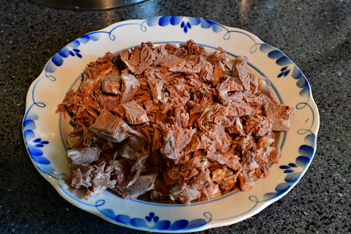 Нарезаем мясо