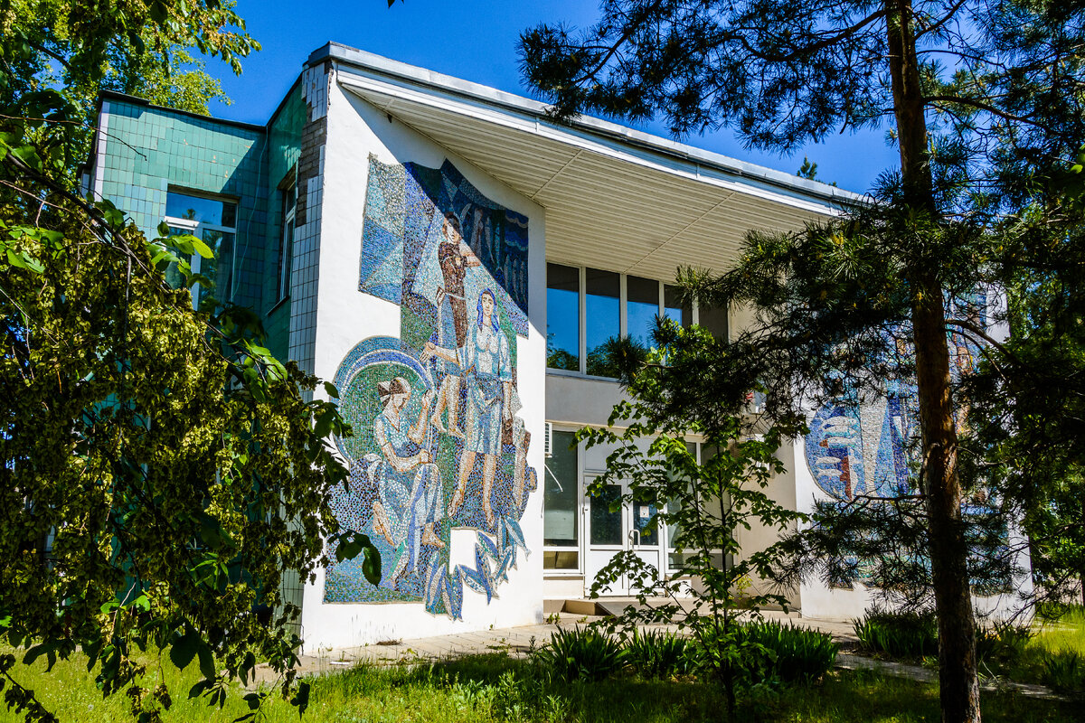 Мозаика на магазине при рыбзаводе