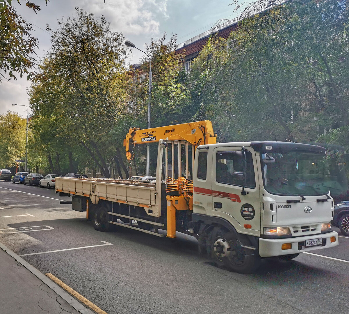 Грузовик Hyundai Gold с манипулятором. Сельскохозяйственная улица.