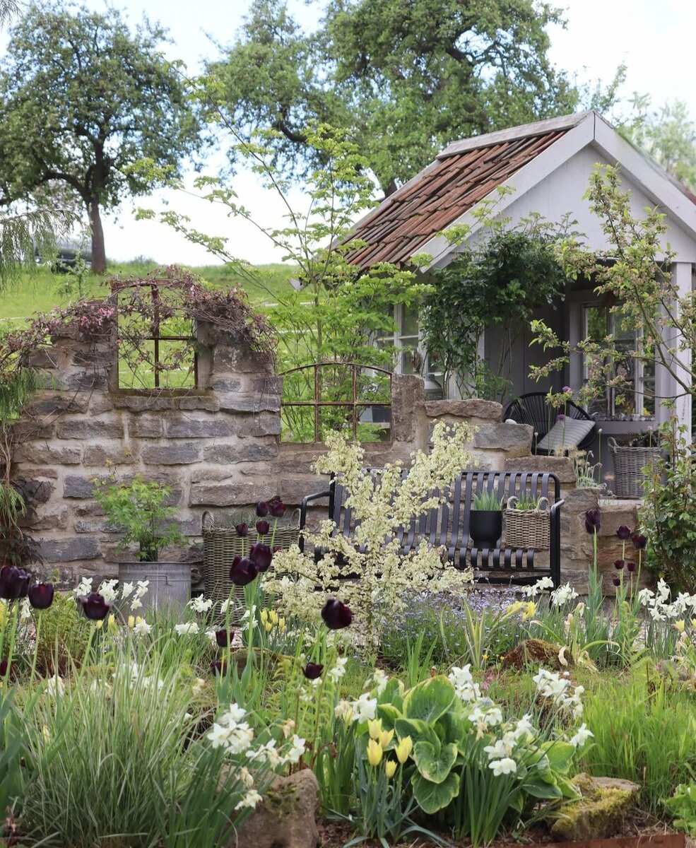 В целях зонирования в саду построена вот такая имитация "графских развалин", стена из камня с металлическими окошками. Если честно, это решение кажется мне спорным, я не люблю имитации. 🤔 Но в данном случае хозяйке сада понадобилось быстрое зонирование. 