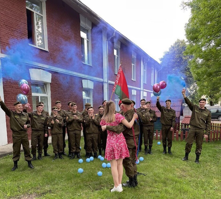 Пара узнала пол ребенка. В Борисове для солдата-срочника провели праздник  прямо в воинской части | Минская правда | МЛЫН.BY | Дзен