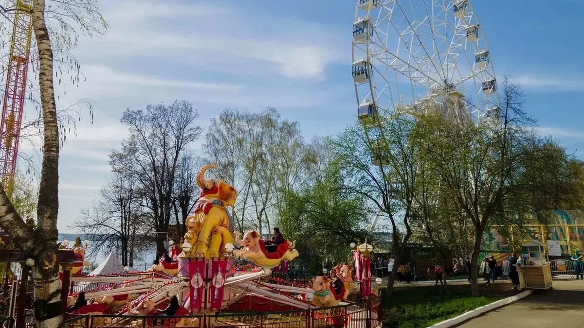 Из чиновников — в добровольцы, попытка диверсии на заводе и скандал в парке  Горького | udm-info.ru | Дзен