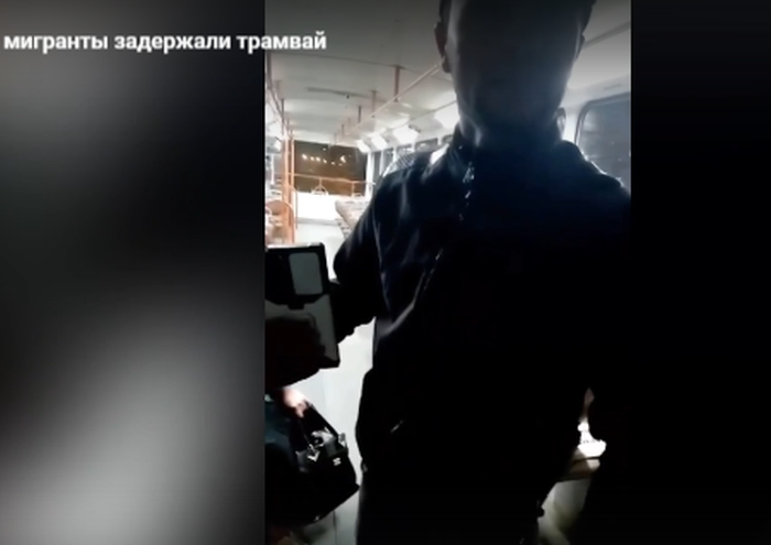 Пытается отобрать телефон. Скриншот видео vk.com