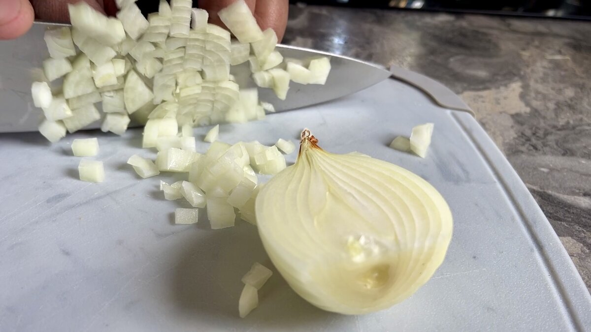 Режем лук. Фото автора.