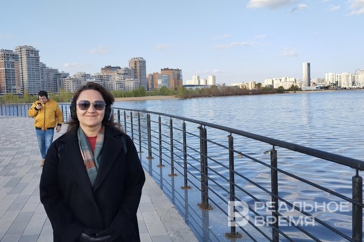 Зрителей водят вокруг «Чаши», показывают ее основные достопримечательности — и рассказывают историю семейного скандала. Радиф Кашапов / realnoevremya.ru