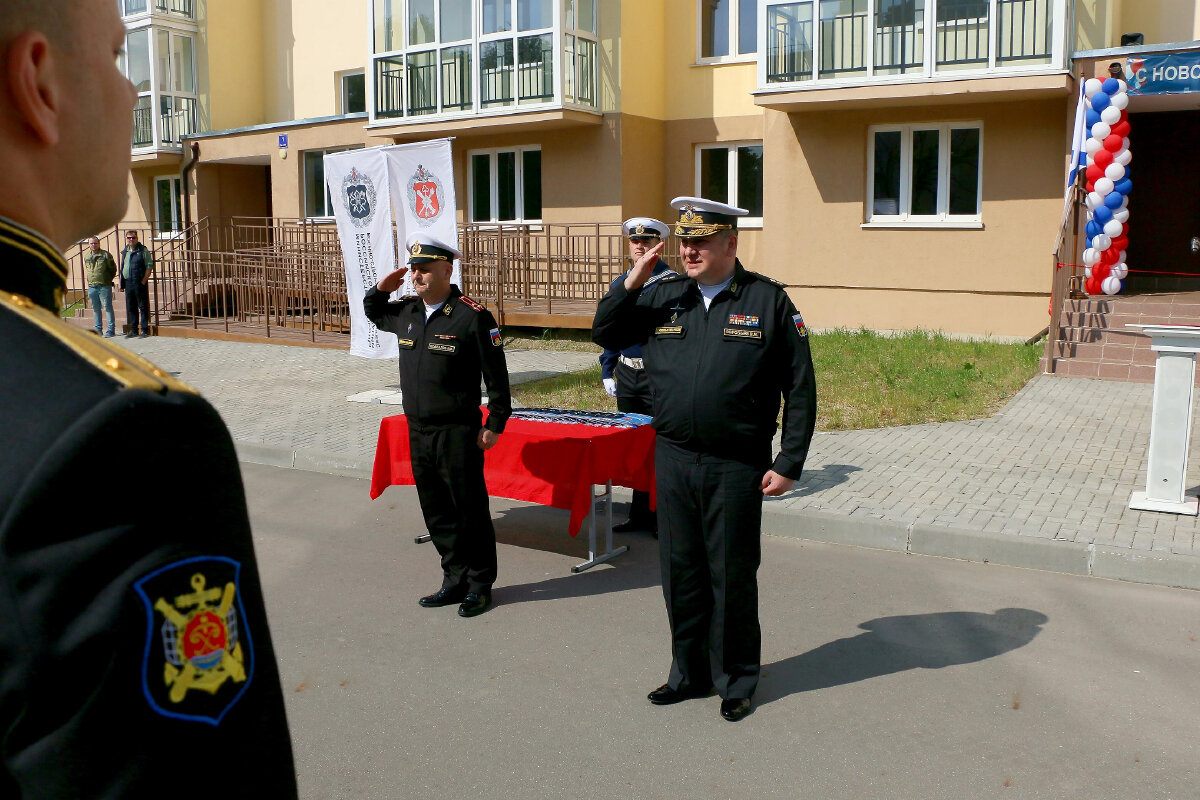 В Калининграде более 130 семей военнослужащих Балтийского флота получили  ключи от новых служебных квартир | На страже Родины | Дзен