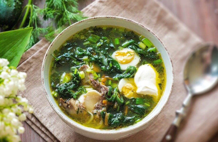 Зеленые щи с говядиной и яйцом.