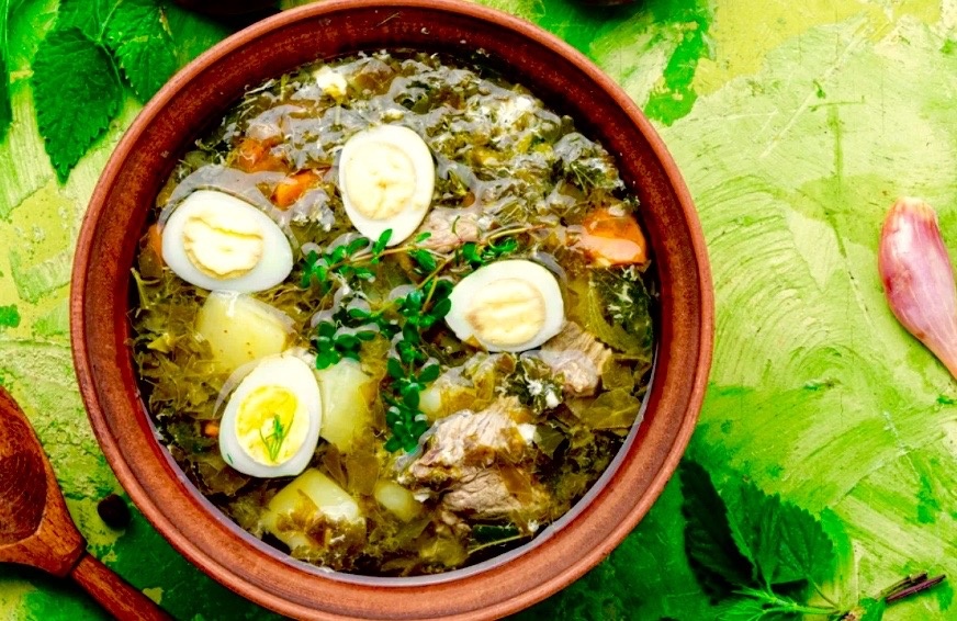 Зеленые щи с говядиной и яйцом.