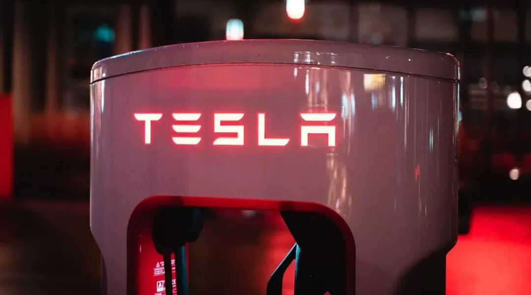 Tesla: уход высокопоставленных сотрудников и возвращение команды Supercharger