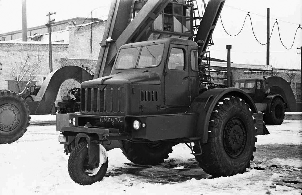 «Голова» шарнирно-сочленённого тягача МАЗ-529 (колёсная формула 2х2) с дополнительным технологическим колесом спереди для перемещения по заводу. 529‑й разработан в СКБ-1 МАЗа и потому обозначается как МАЗ. Сборка тягачей из узлов, получаемых из Минска, началась в Могилёве в июне 1958 года.