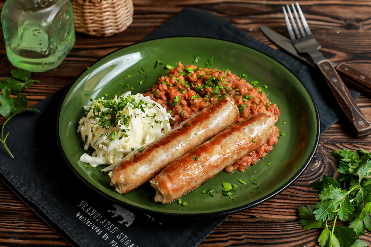 Рагу из красной чечевицы с купатами и салатом Коул-слоу