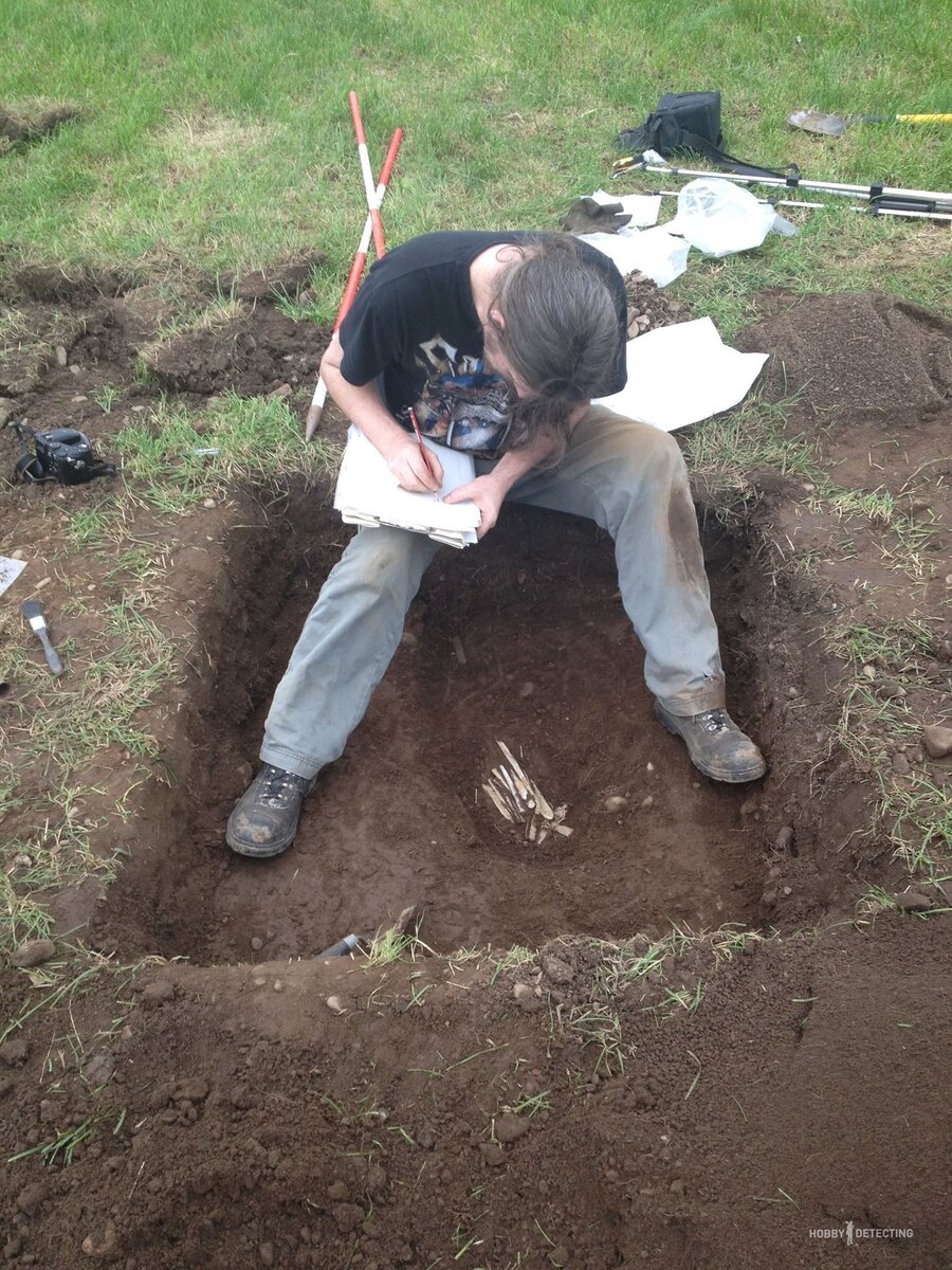 В сентябре 2014 года в Шотландии, в земле Глебландс, Дерек МакЛеннан, большой любитель археологии и приборного поиска, решил в очередной раз поехать куда-нибудь на раскопки.