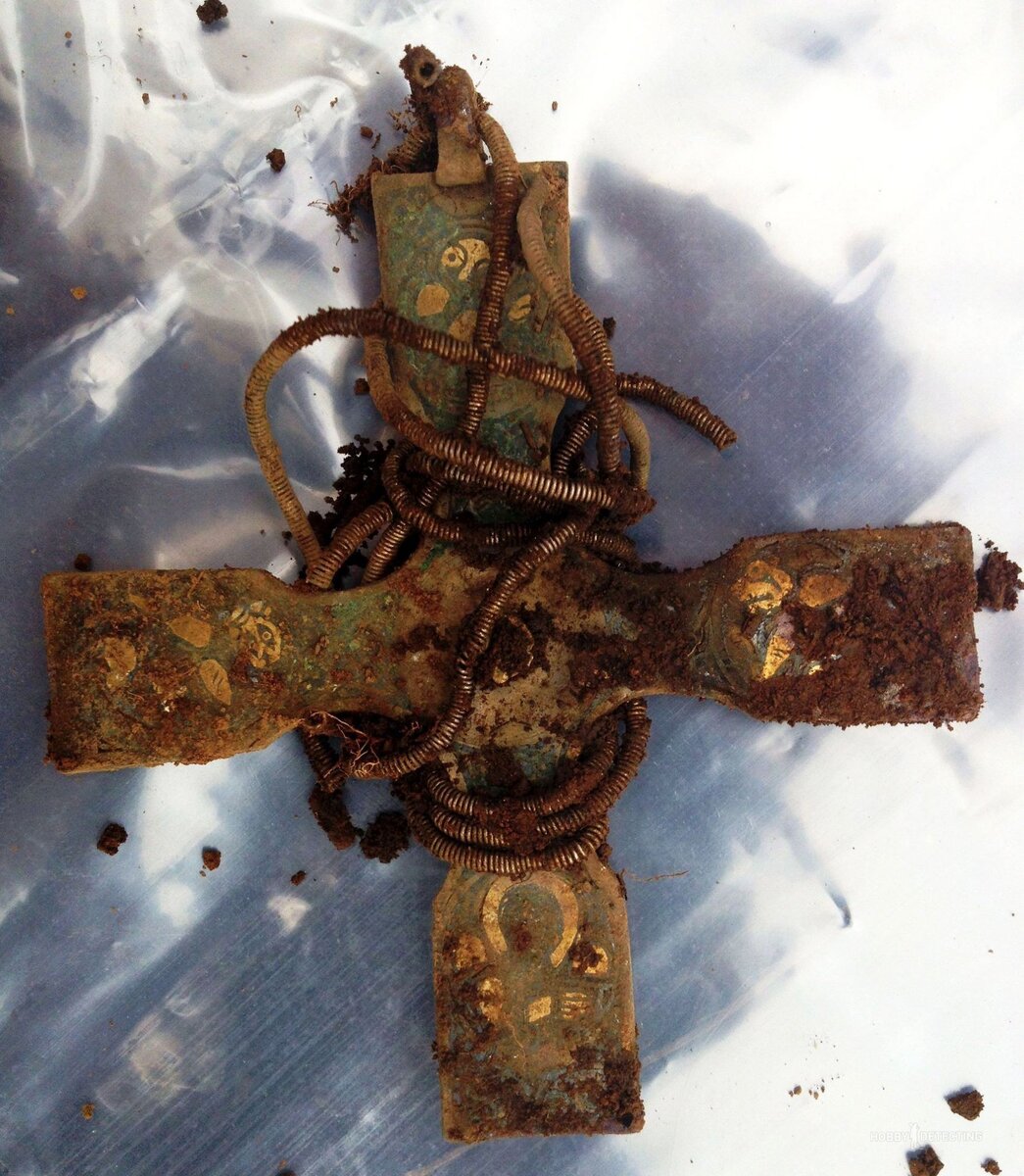 Серебряный крест обнаруженный во время раскопок