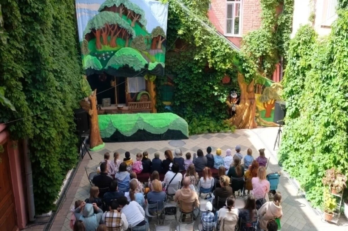    В дворике астраханского кукольного театра стартовал сезон летних спектаклей