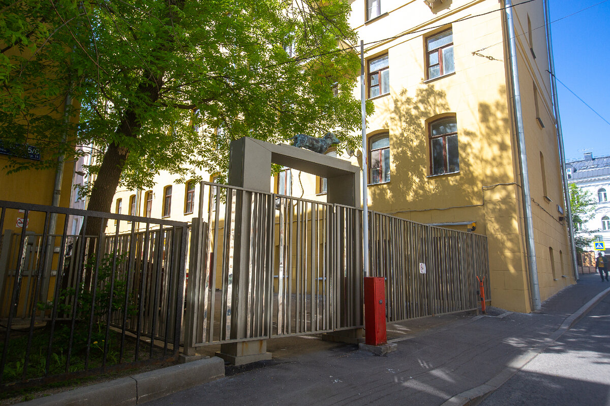 Ворота дворика в Среднем Кисловском переулке, где расположена скульптура белки с револьвером. Москва. Фото автора статьи 