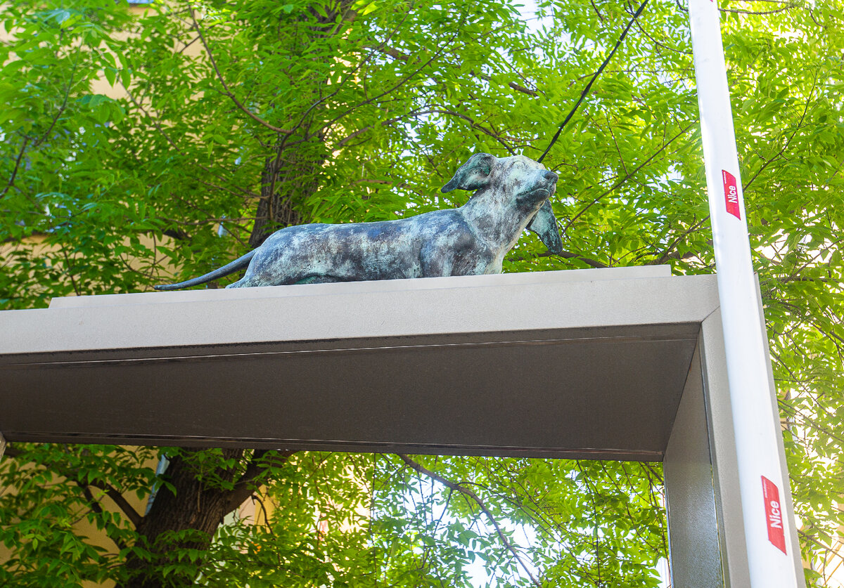 Такса на воротах дворика в Среднем Кисловском переулке, где расположена скульптура белки с револьвером. Москва. Фото автора статьи 