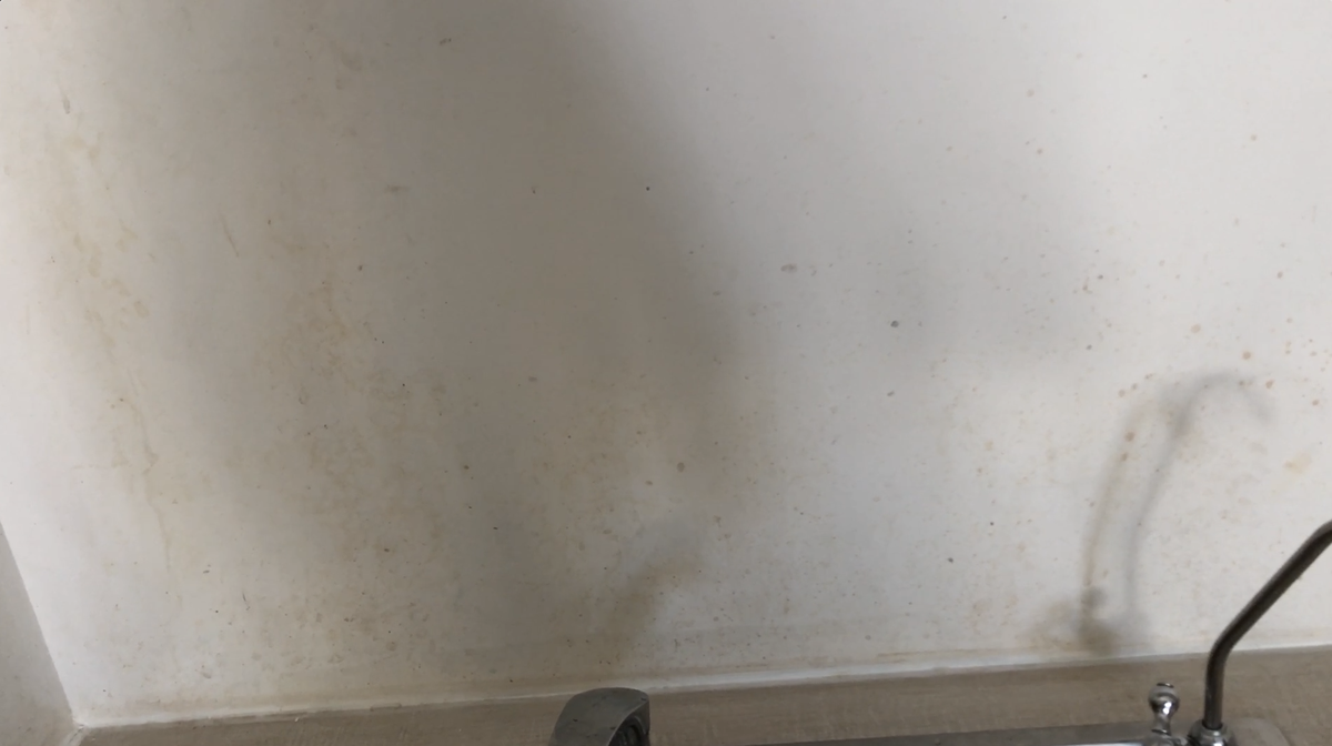 Пятна на стене в районе мойки