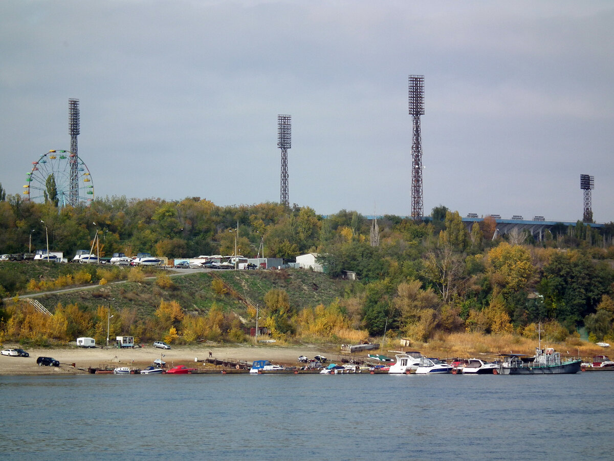 Историческое фото. Слева видно старое колесо обозрения, по центру видны осветительные мачты старого Центрального стадиона, а берег Волги ещё имеет дикий вид. Всё полностью изменится уже через пять лет.