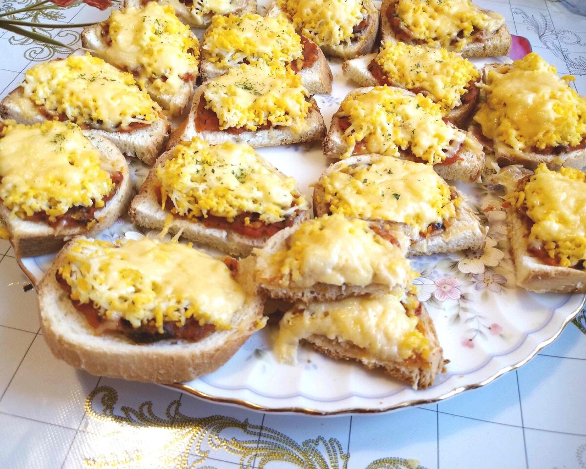 Бутерброды "Сытый муж" по фирменному рецепту моей сестры. Благодаря вкусному соусу получаются сочными и похожими на пиццу