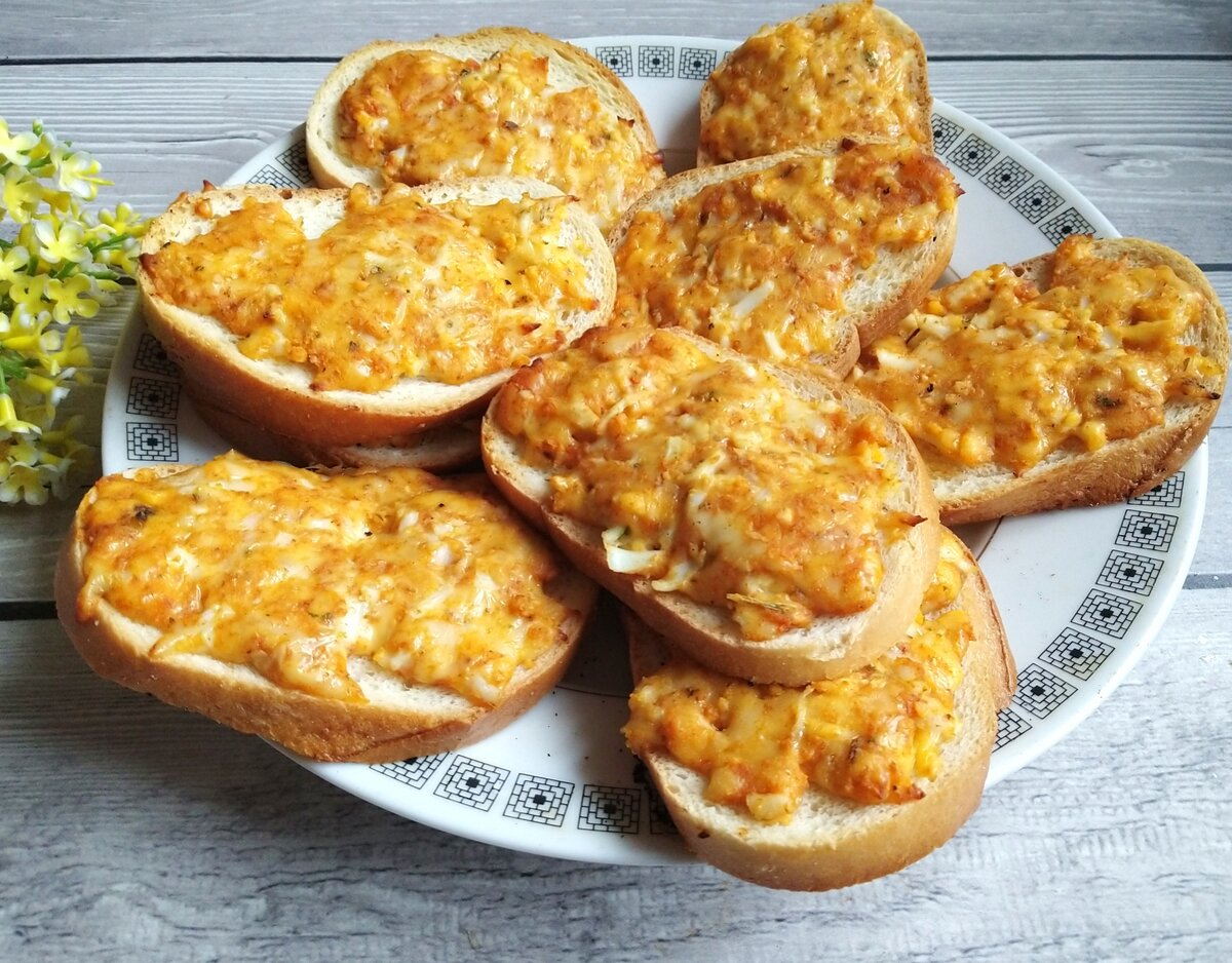 В далекие времена моего детства у нас дома ни один праздник не обходился без этих бутербродов (даже со шпротами не так часто готовили)