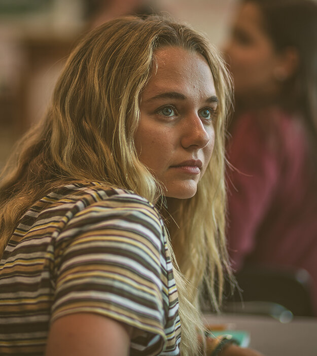 Рейн - главная героиня, подросток с тяжелой жизненной ситауцией. старется справиться со своим недугом, местами вредная и своенравная, что свойственно ее возрасту.