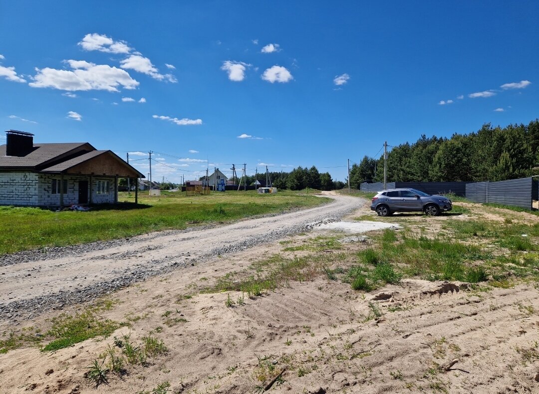 Столб вдалеке за машиной 