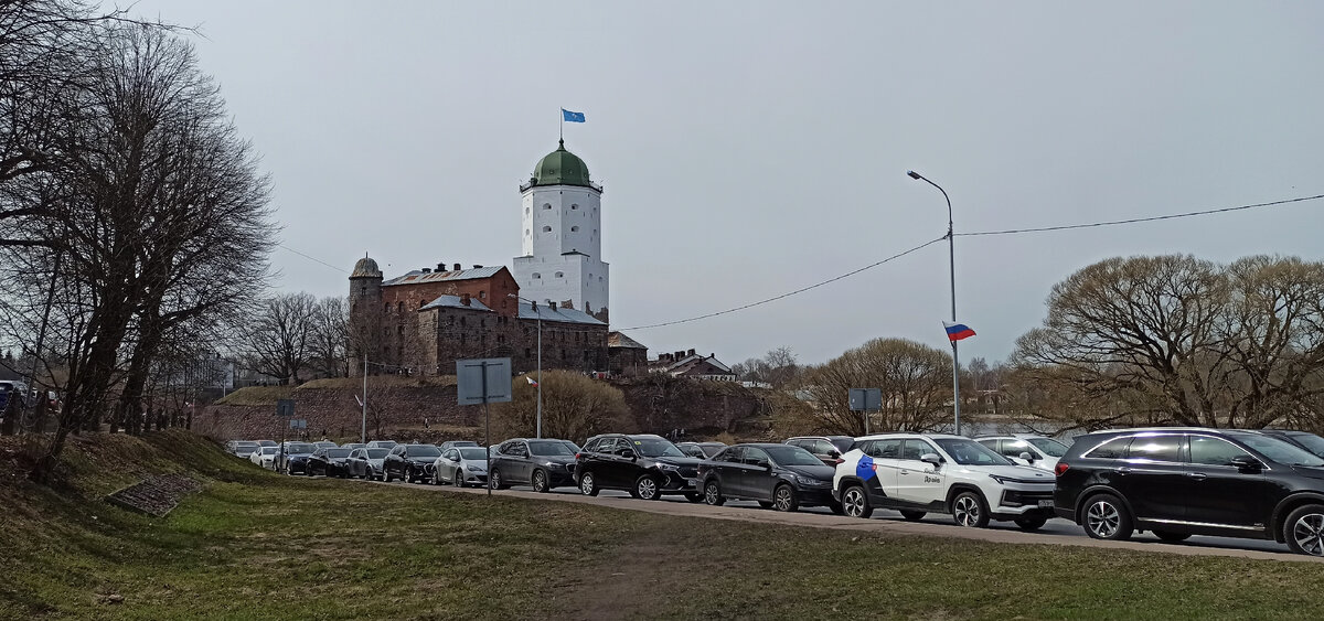 Стоянка машин на набережной Северной гавани