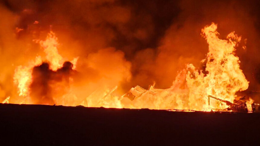 Огнеборцам пока не удается локализовать пламя. Фото: 5-tv.ru Площадь пожара на швейной фабрике в подмосковном Ногинске достигла шести тысяч квадратных метров. Об этом сообщила региональная прокуратура.