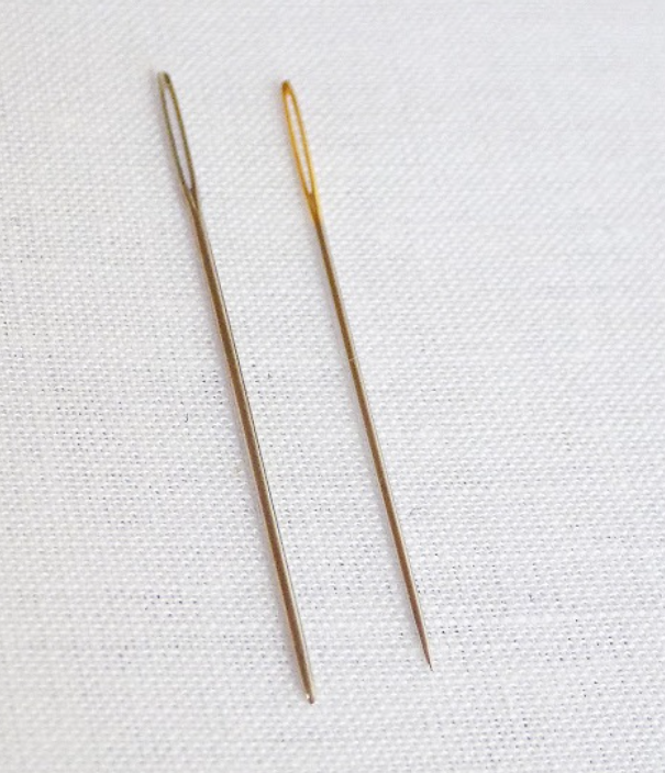 слева игла для вышивки крестиком, справа игла для вышивки гладью