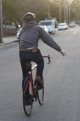 Идущие впереди должны выкрикивать препятствия, которые находятся впереди. Либо указывать жестами с соответствующей стороны.