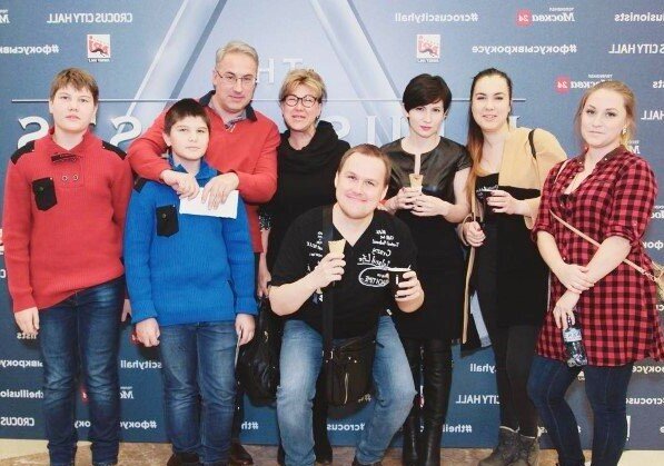 на фото Андрей, Юлия Норкины и их дети