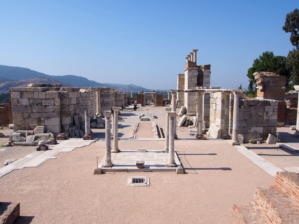 Четыре мраморных колонны и сегодня высятся на месте гробницы апостола среди развалин древней базилики в Эфесе (современная Турция).