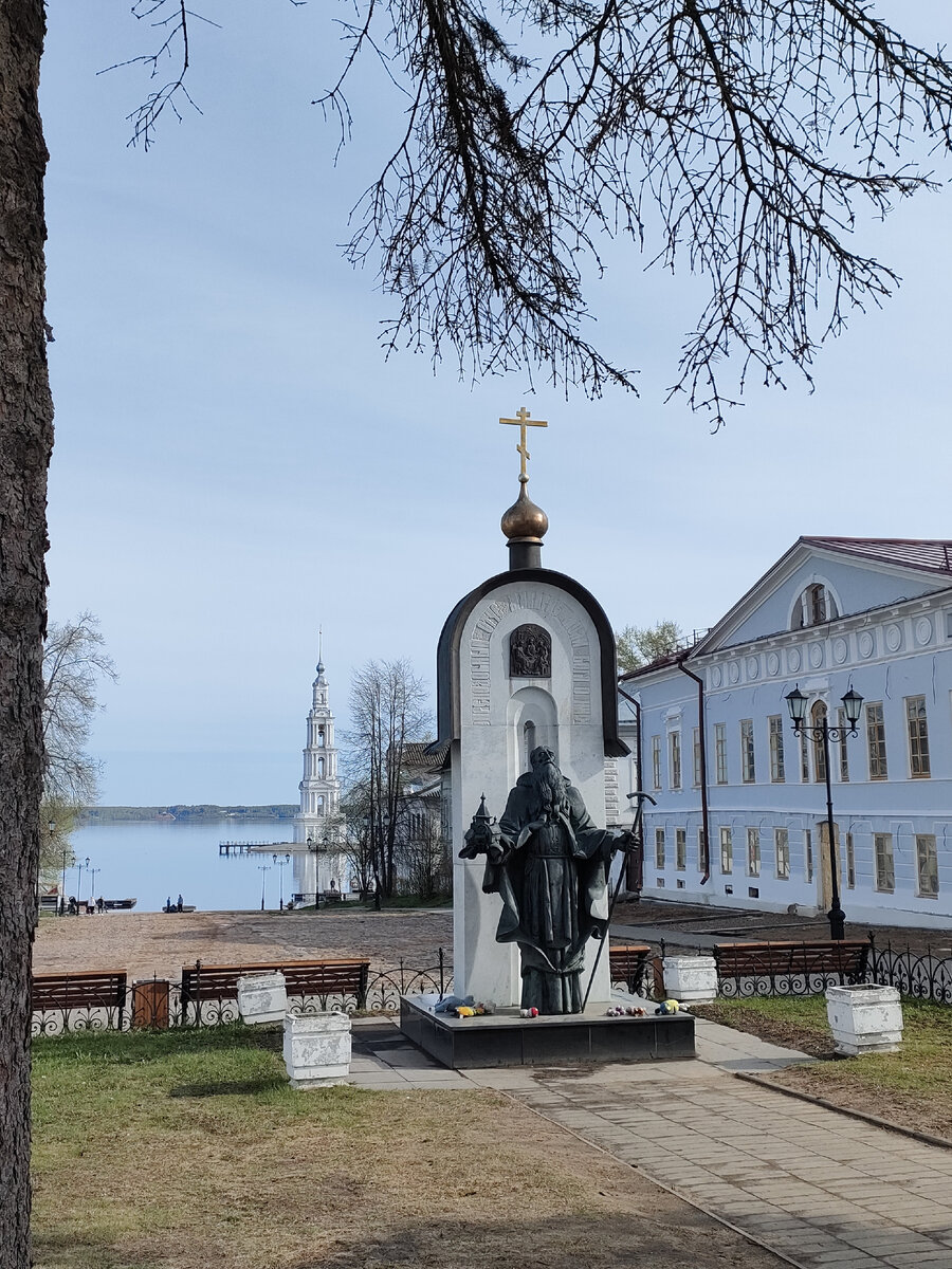 Памятник Макарию Калязинскому