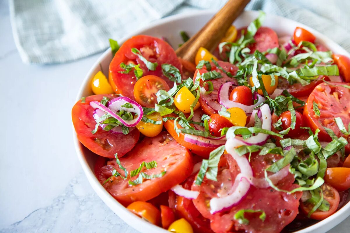 Простой и очень ароматный салат из помидоров без майонеза. Вкусно, сочно и  всего за 15 минут! | СмакБург | Дзен