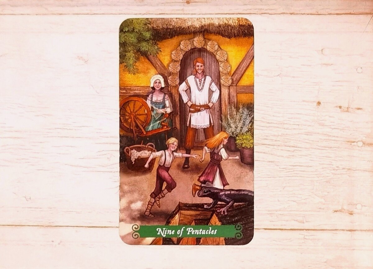 Аркан "Девятка Пентаклей". "Таро Зеленой Ведьмы".