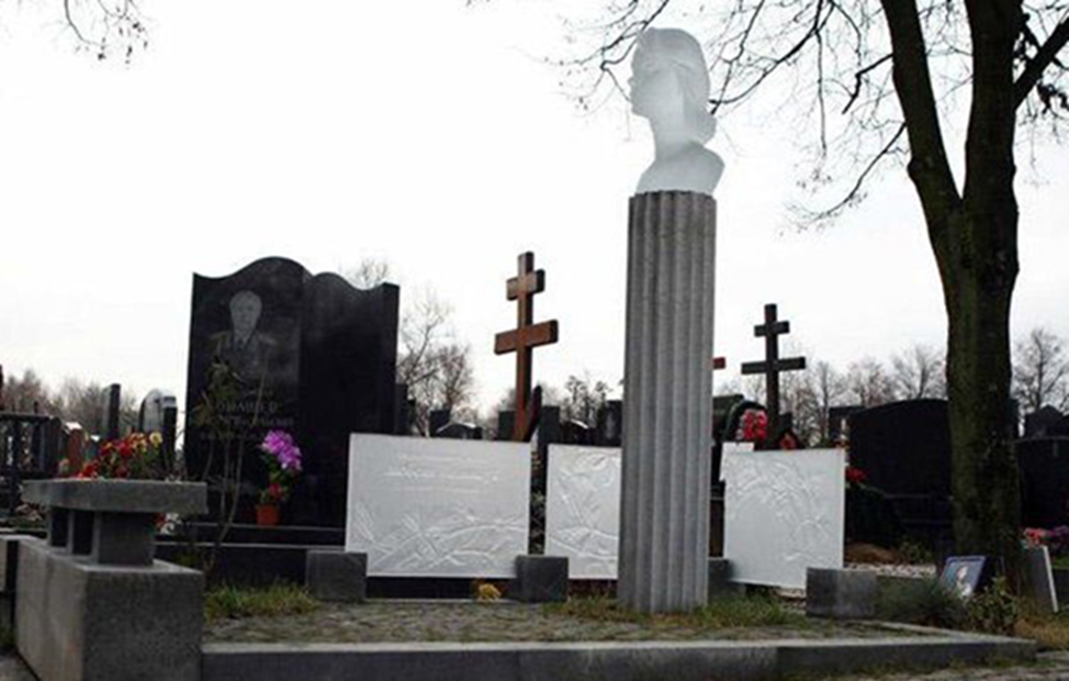 Могила полищук на троекуровском. Любовь Полищук памятник на кладбище. Могила Любови Полищук на Троекуровском кладбище. Памятник на могиле Любови Полищук. Троекуровское кладбище любовь Полищук