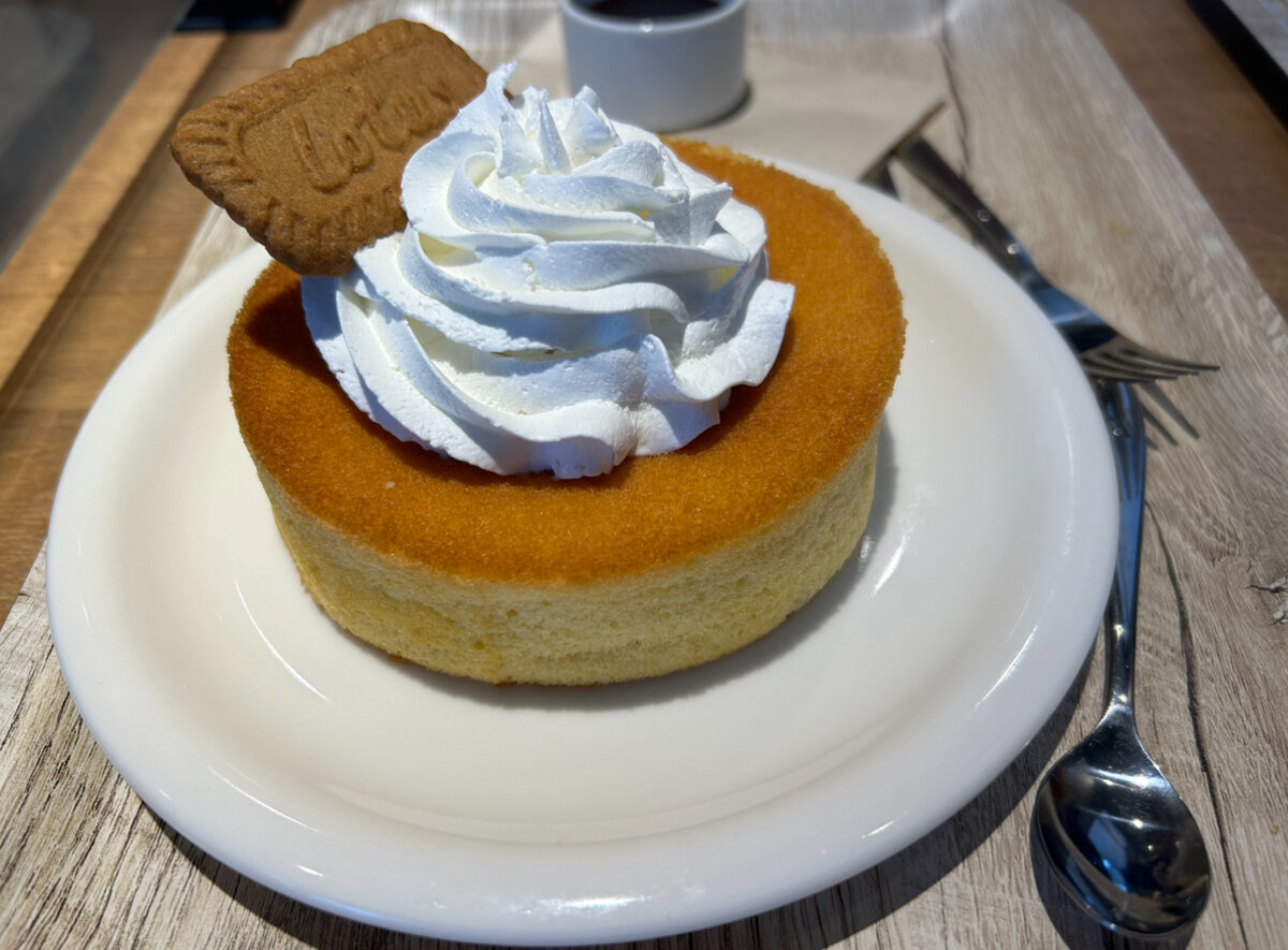 Милый бисквитик в японском фастфуде. Почти блин!