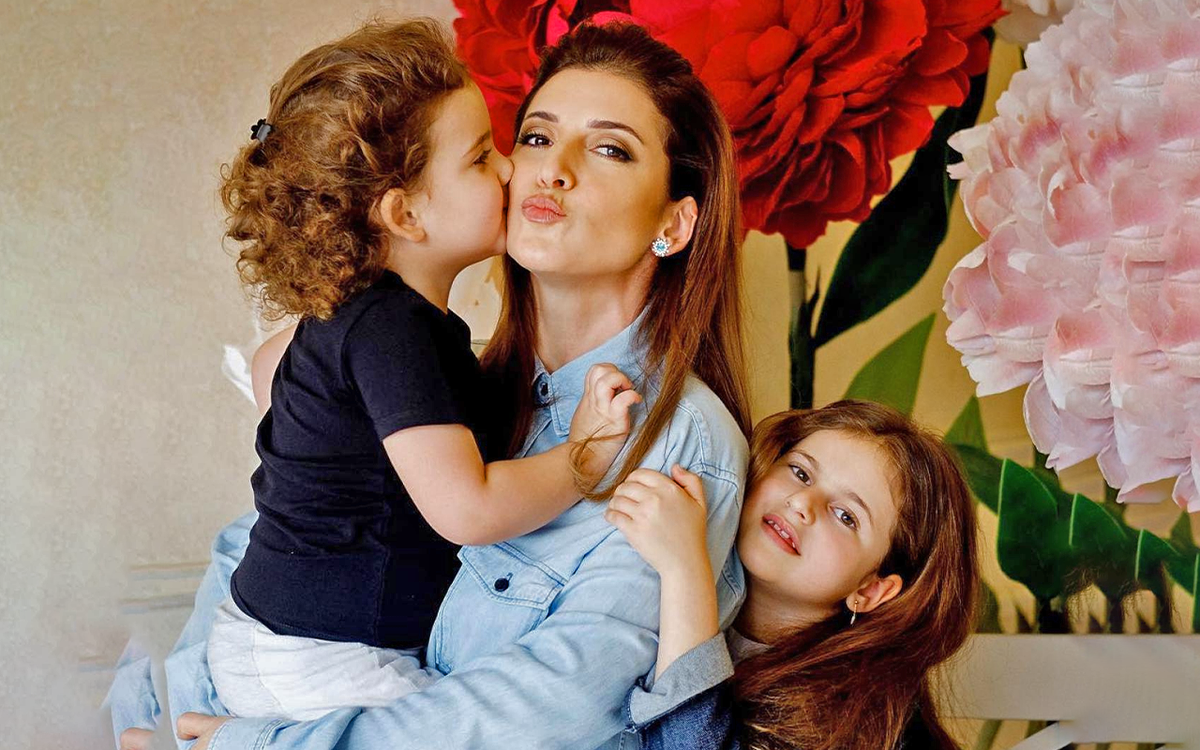 Певица Жасмин, например, та еще строгая мамаша