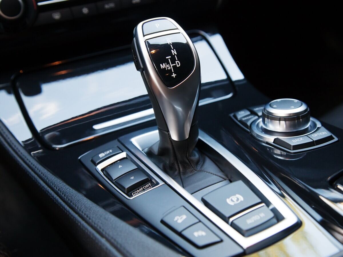    Автоматическая коробка передач© fotolia.com / George Dolgikh