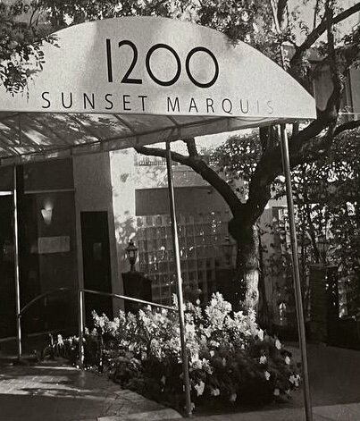 Печально известный отель Sunset Marquis в Западном Голливуде известен чрезмерными излишествами многочисленных громких имен в индустрии развлечений. 