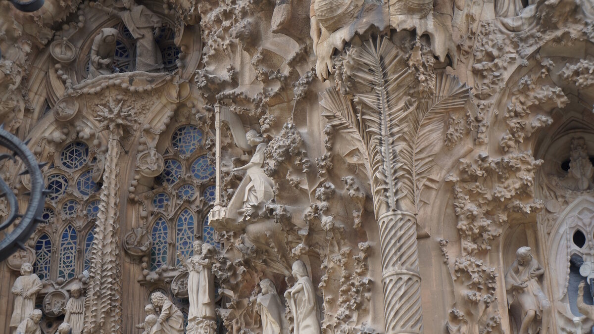 Наружное оформление храма Святого Семейства