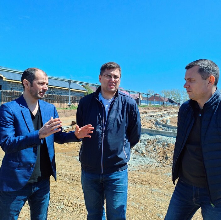 Первый заместитель председателя правительства Иркутской области Руслан Ситников проверил ход строительства объектов в Иркутском районе. Вместе с министром строительства региона Александром Галкиным они посетили стройплощадку Марковского геронтологического центра, автомобильную дорогу к жилому комплексу Современник и объект реконструкции дороги Ягодная-Дорожная в деревне Новолисиха.