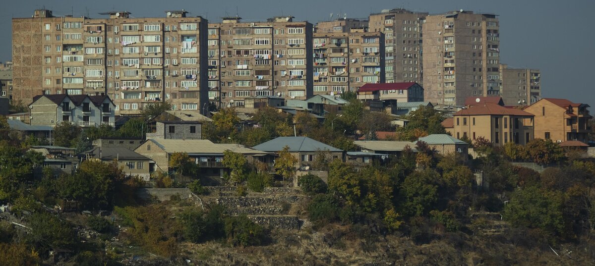 Жилая застройка в Ереване. У одних коттеджи, у других маленькие квартирки в старом панельном доме