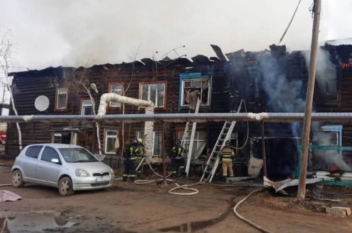    15-летняя девочка и женщина погибли на пожаре в доме в Якутске