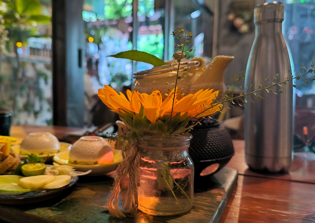 Подача чая в "Джангл-кафе" г. Нячанг