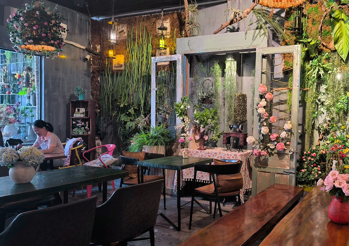 Не только отели Вьетнама удивляют обстановкой. Это кафе с пластиковыми цветами на стенах